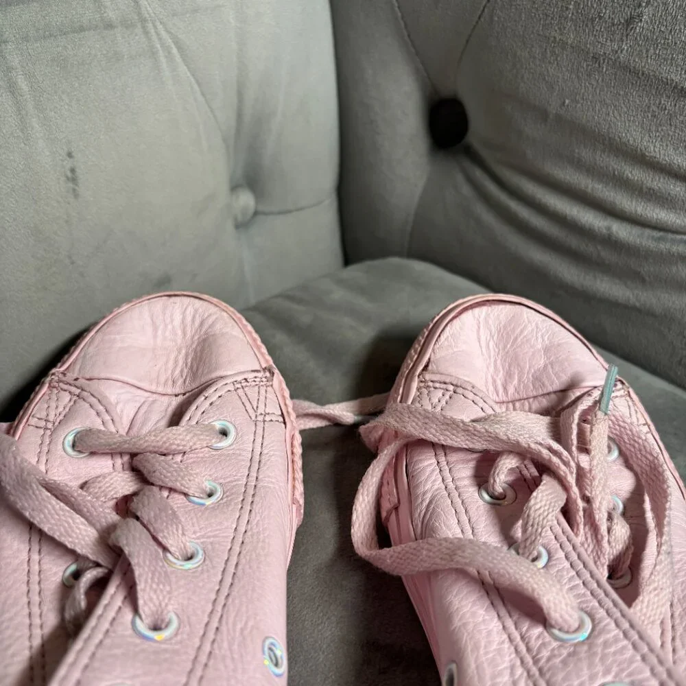 Converse Chuck Taylor All Star Pink Leather Low Top Sneakers – Youth Size 3‎